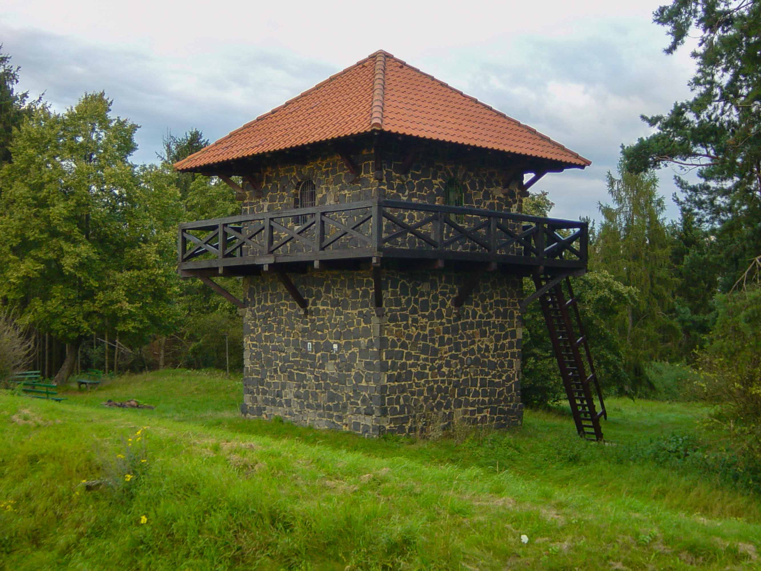rekonstruierter Wachturm 449 am Limes mit