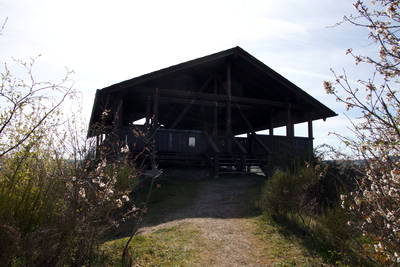 Römerwarte Katzenberg - Schutzbau mit Infos