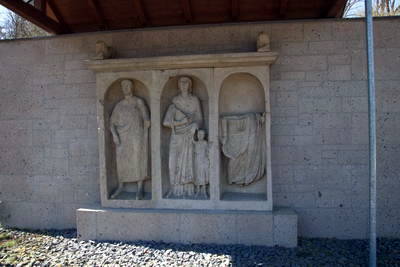 Römischer Grabtumulus und Nischengrabmal Nickenich