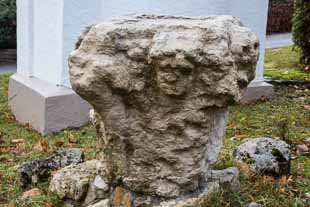 Säulenkapitell in Unterkochen