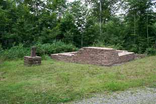 Westlicher Turm und Inschrift