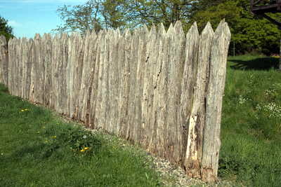 rekonstruierter Wachturm 4-49 am Limes mit Limespalisade