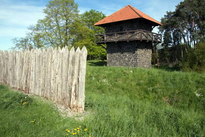 rekonstruierter Wachturm 4-49 am Limes mit Limespalisade
