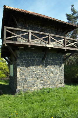 rekonstruierter Wachturm 4-49 am Limes mit Limespalisade