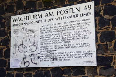 rekonstruierter Wachturm 4-49 am Limes mit Limespalisade
