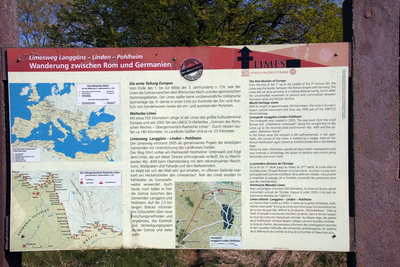 rekonstruierter Wachturm 4-49 am Limes mit Limespalisade