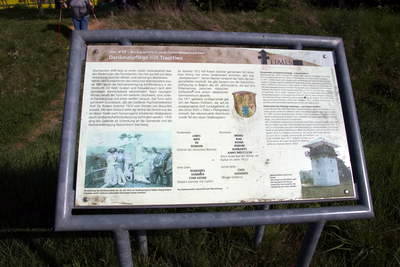 rekonstruierter Wachturm 4-49 am Limes mit Limespalisade