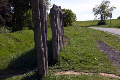 rekonstruierter Wachturm 4-49 am Limes mit Limespalisade