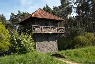 rekonstruierter Wachturm 4-49 am Limes mit Limespalisade