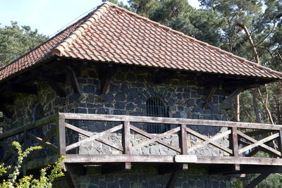 rekonstruierter Wachturm 4-49 am Limes mit Limespalisade