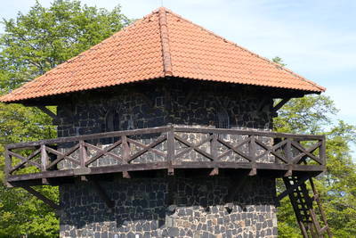 rekonstruierter Wachturm 4-49 am Limes mit Limespalisade
