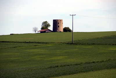 rekonstruierter Wachturm 4-49 am Limes mit Limespalisade