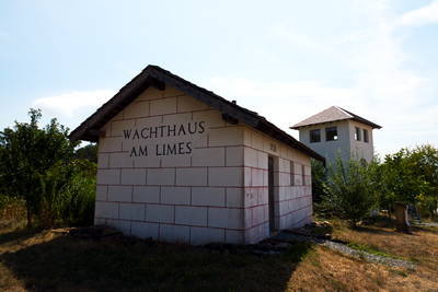 rekonstruiertes Wachthaus am Limes