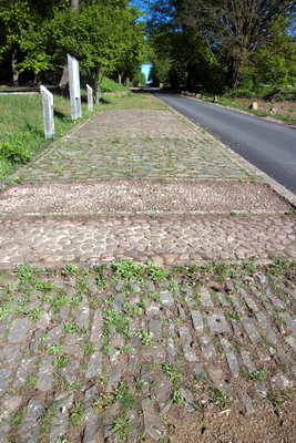 restauriertes Teilstück einer Römerstraße in Rödermark