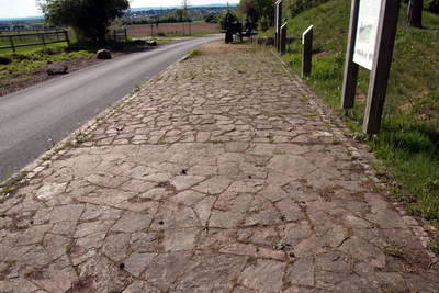 restauriertes Teilstück einer Römerstraße in Rödermark