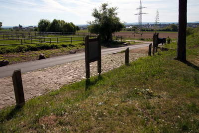 restauriertes Teilstück einer Römerstraße in Rödermark