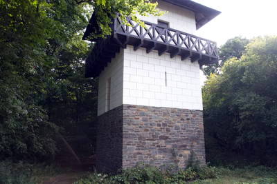 römische Orte Neuss - Wachturm mit Meilenstein