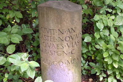 römische Orte Neuss - Wachturm mit Meilenstein